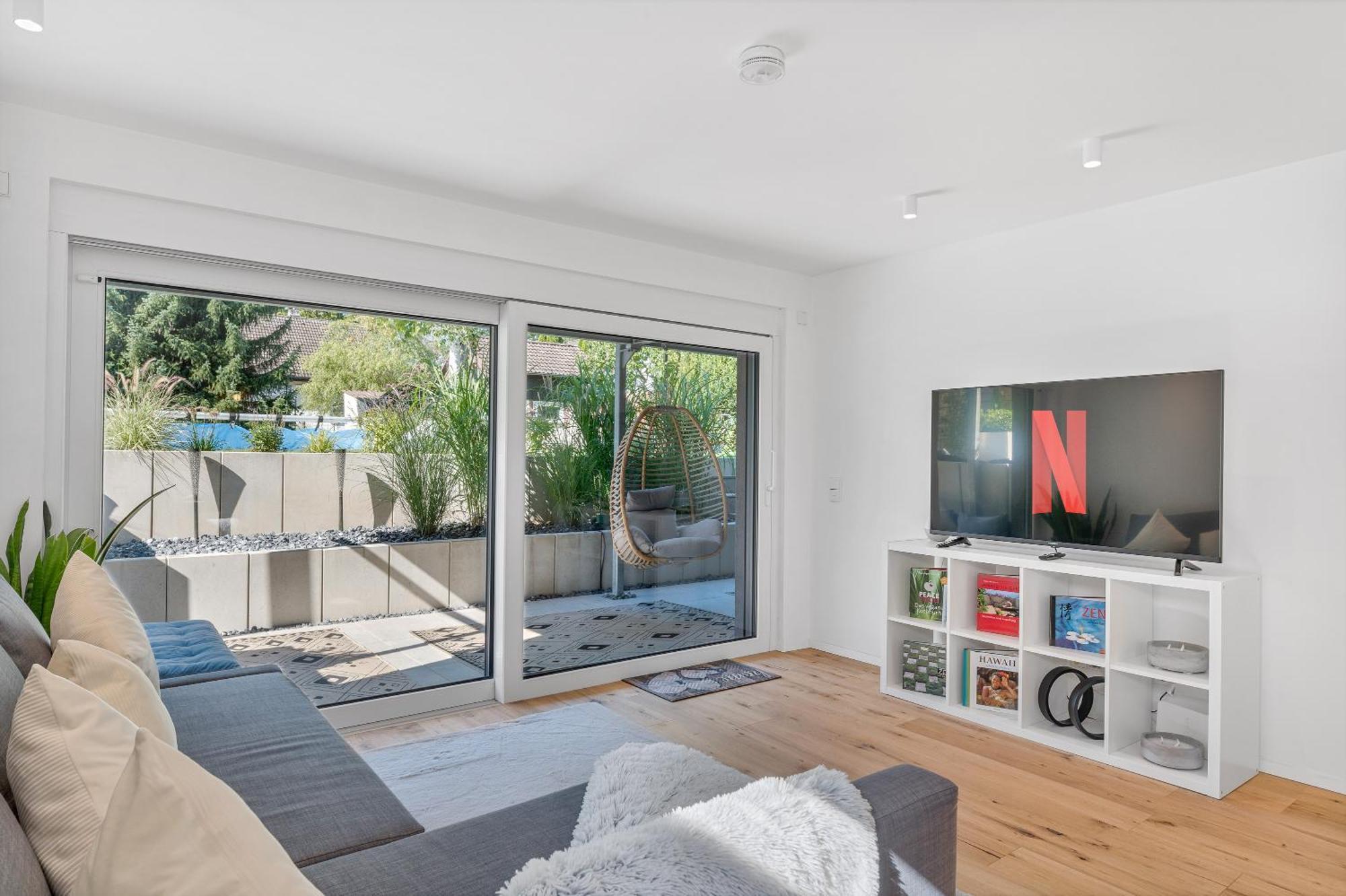 Apartment Neu: Stylische Mit netflix Und Workspace