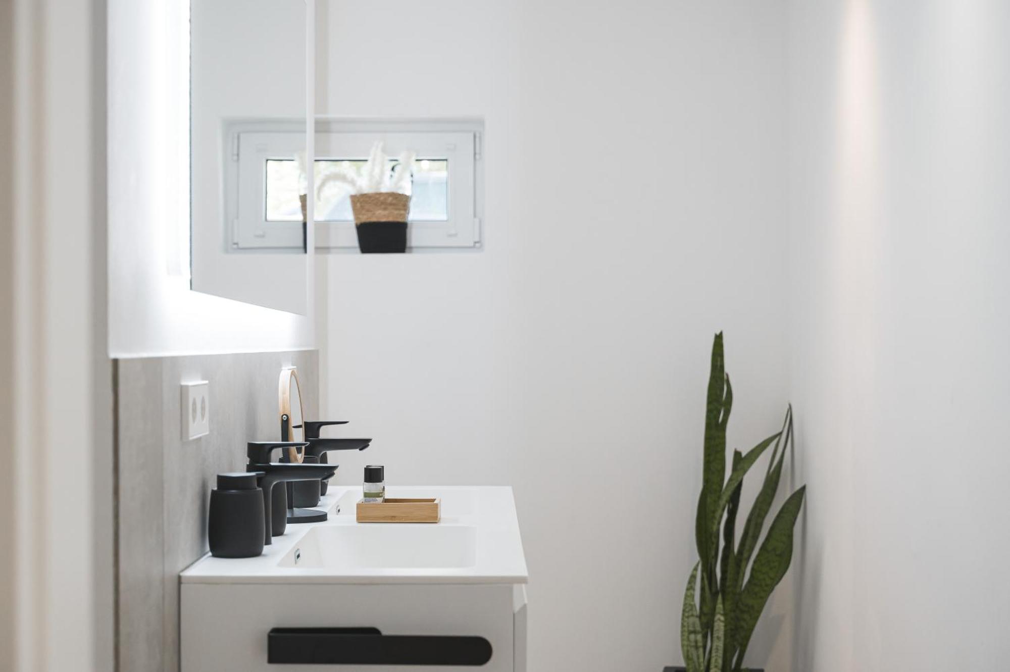Apartment Neu: Stylische Mit netflix Und Workspace