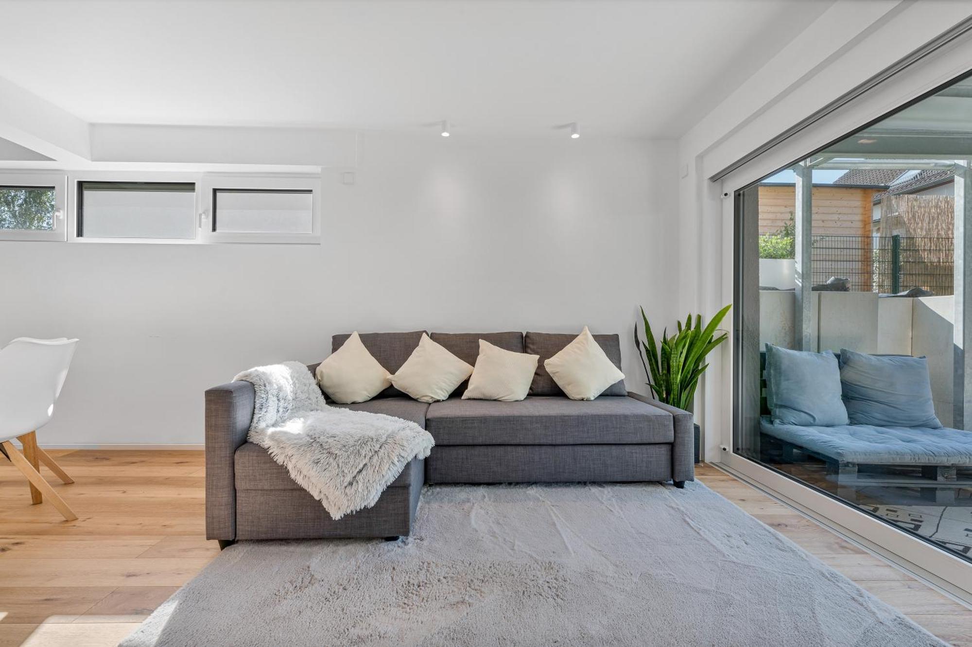 Apartment Neu: Stylische Mit netflix Und Workspace